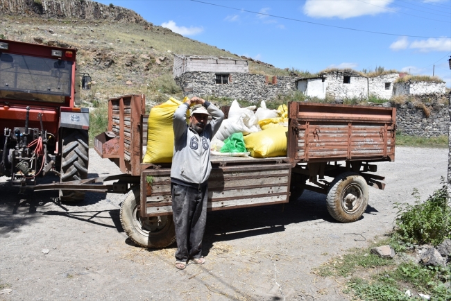 Malakanlardan kalan değirmen zamana direniyor